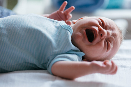 آرام کردن نوزاد هنگام گریه کردن