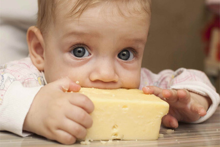 از چه زمانی می توان به کودک پنیر داد؟