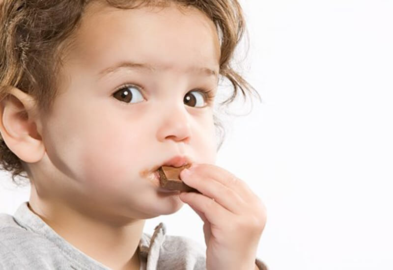 عوارض مصرف شکلات برای کودکان 